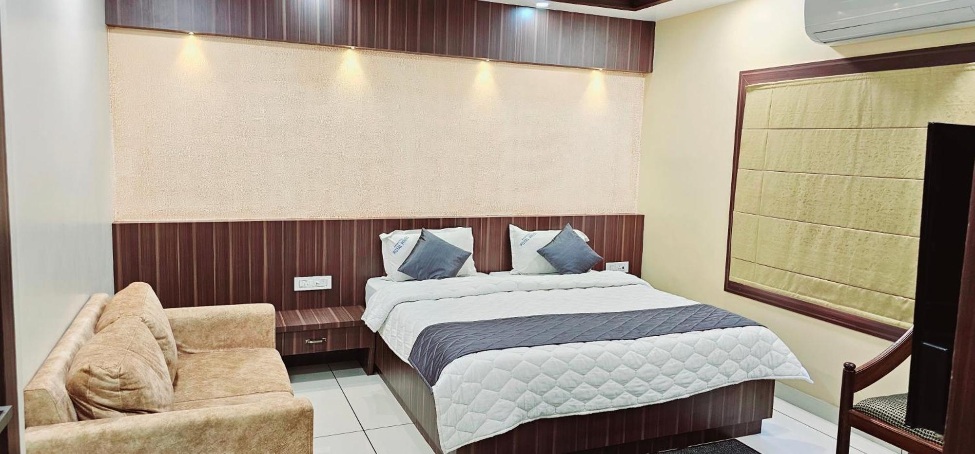 Hotel Royal Wings Elur Exterior photo